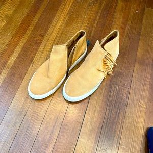 Minnetonka Fringe Tennis Shoe size 9